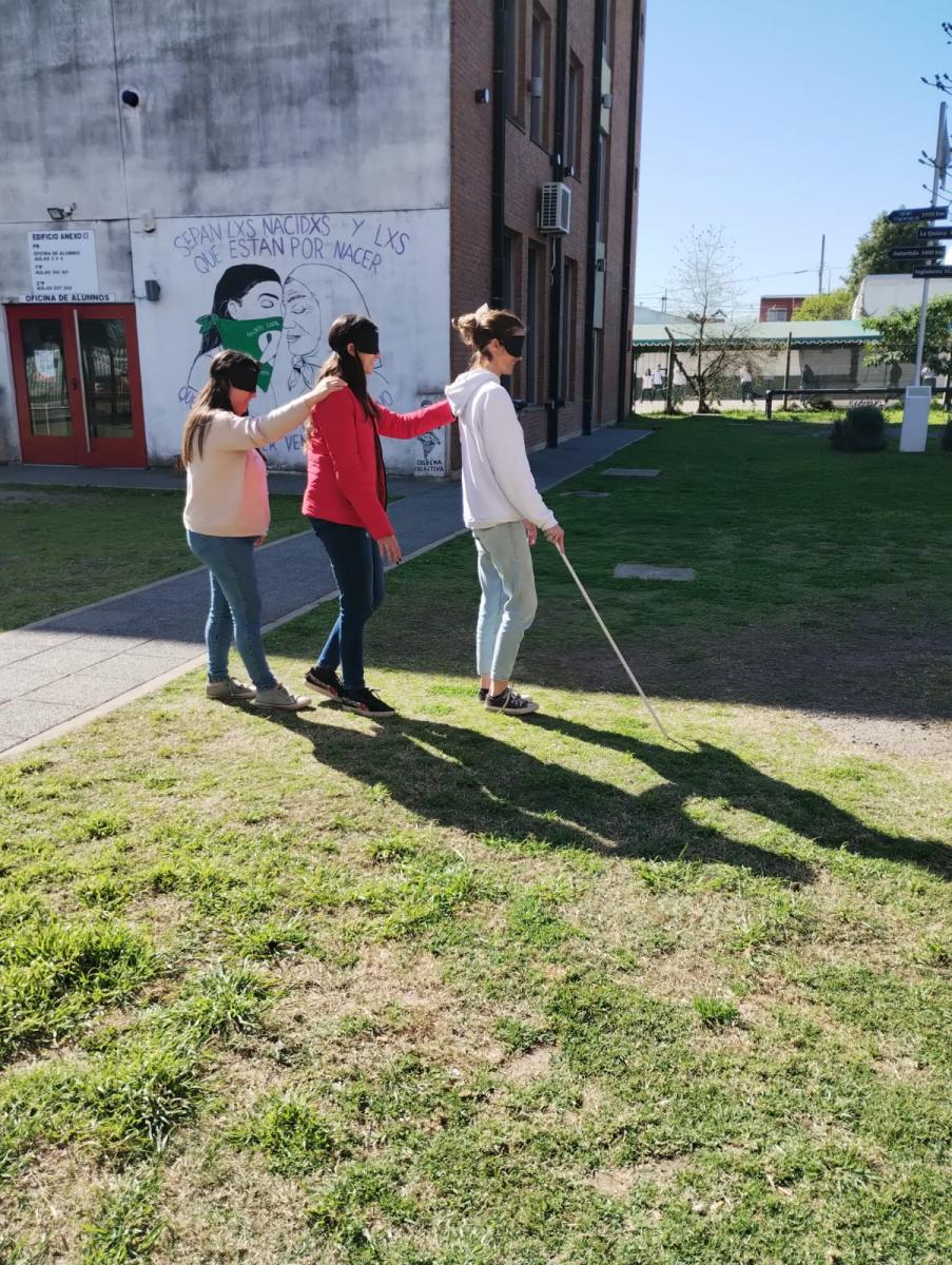  Estudiantes realizando un recorrido con los ojos vendados y con baston por el Centro Regional