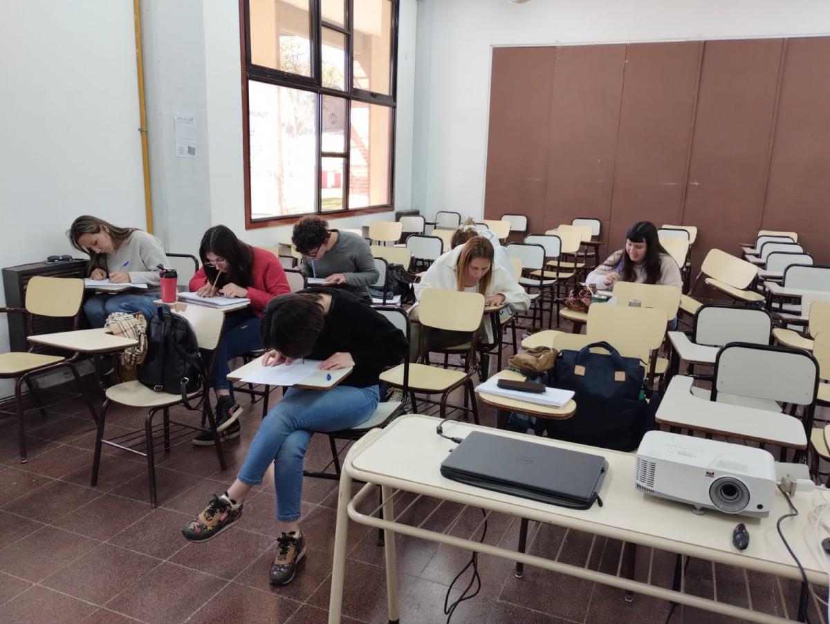 Estudiantes dibujando en diferentes consignas asignadas,con la mano izquierda, con los ojos vendados y con la boca