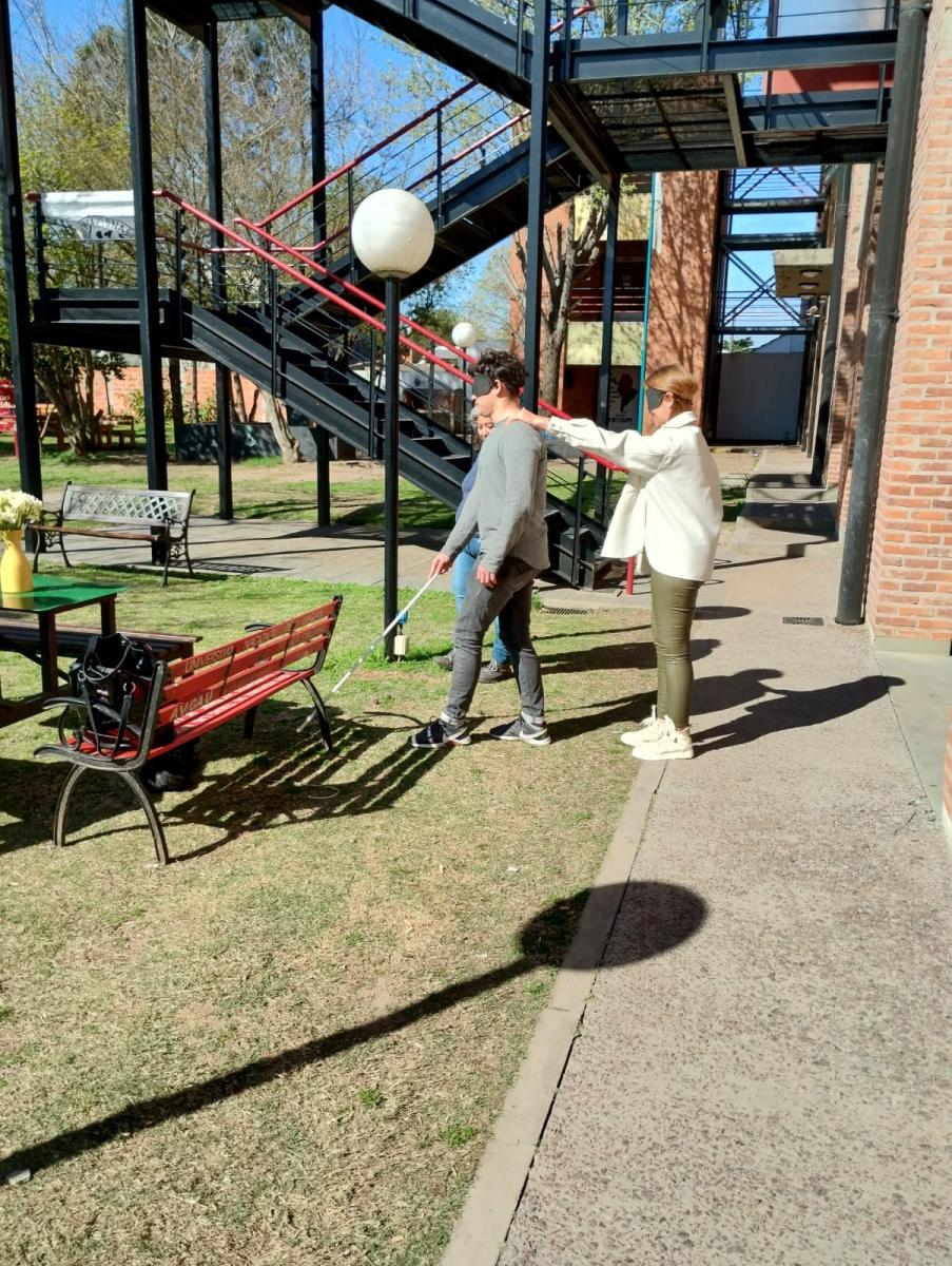  Estudiantes realizando un recorrido con los ojos vendados y con baston por el Centro Regional